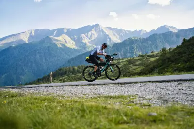 RACA Teilnehmer vor Bergkulisse credits RACE ACROSS AUSTRIA Kovac Visuals